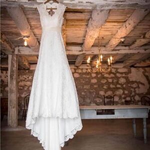 Allure Bridal Ivory Lace Wedding Dress Size 6 (fits 2-4) Keyhole Back & Veil